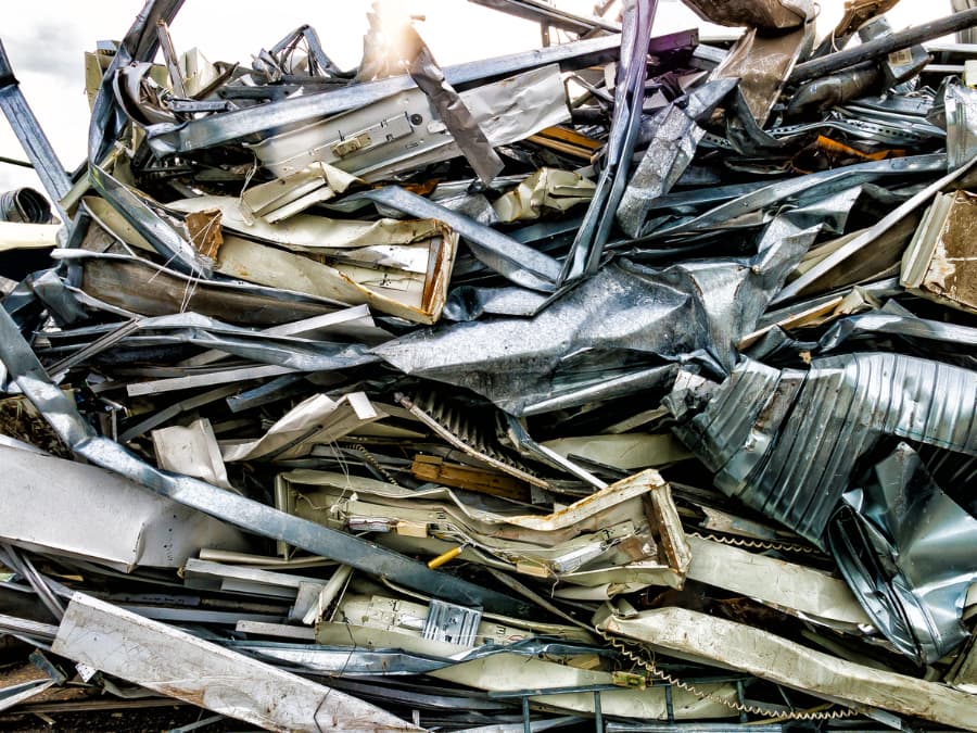 Pile-of-aluminum-scrap-for-recycling